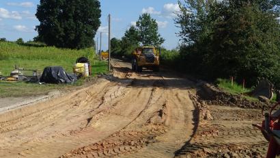 Bild: hou
Mit dieser Überraschung hatte keiner gerechnet: Als im Sommer der Neubau einer Straße zwischen Knölling und Wolfring begann, kamen unter dem alten Asphalt riesige Sandmengen zum Vorschein. Mehrere hundert Tonnen mussten anschließend neben dem Wolfringer Rathaus zwischengelagert werden.
