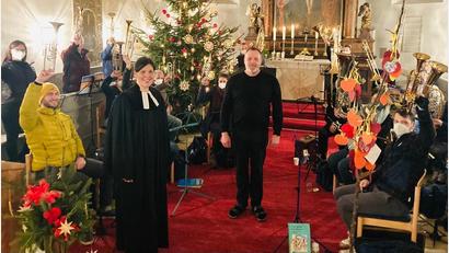 Bild: Evangelische Kirchengemeinde Neukirchen/exb
Die Chormitglieder heben ihre Instrumente, als Pfarrerin Anja Matthalm den Posaunenchorleiter Kai Berendes (Mitte) verabschiedet.