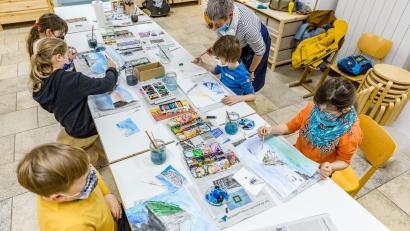 Bild: Marcus Rebmann/exb
Luftlehrerin Dorothe Pfeiffer unterstützte die Teilnehmenden im ersten Turnus der Mittwochsgruppe bei der kreativen Umsetzung ihrer Ideen zur Ausstellung „Landsyn“. Es entstanden kleine Kopien der Werke von Künstler Peter Lang.
