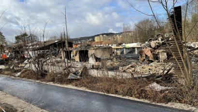 Bild: fphs
Nur noch verkohlte Trümmer und Reste blieben nach dem Großbrand bei der Marktredwitzer Baywa zurück. Es entstand Schaden in Millionenhöhe.