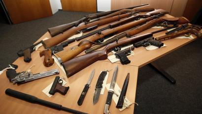 Symbolbild: ch
Ähnlich wie hier auf diesem Symbolbild (Archiv) hat die Polizei in Auerbach 35 Waffen beschlagnahmt - darunter Pistolen und Gewehre.