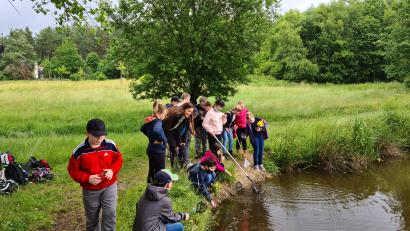 Bild: sne
Am Gewässer gab es für die Viertklässler viel zu entdecken. Naturpark-Rangerin Simone Peuleke klärt über das Leben am Wasser auf.