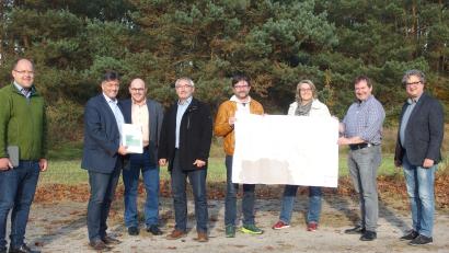Bild: ILE VierStädtedreieck/exb
Die Bürgermeister der ILE überreichen Karte und Konzept zu den Kernwegen an Georg Braunreuther (Vierter von links) vom Amt für Ländliche Entwicklung.