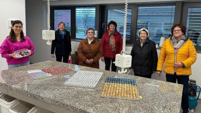 Bild: FU Wiesau/exb
Die FU Wiesau informierte sich in der Pralinenmanufaktur von Patricia Destro Gropengießer (links). Die Idee zum Besuch hatte Vorsitzende Rita Korb (Zweite von links).