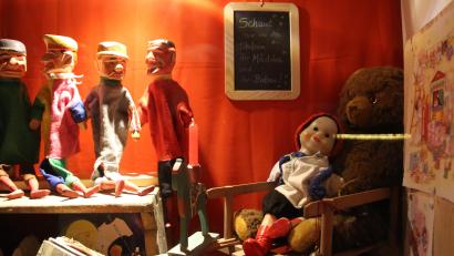 Bild: lep
Ein Streifzug durch längst vergangene Kindertage ist derzeit in den Adventsfenstern des „Gagglhofes“ zu bestaunen.