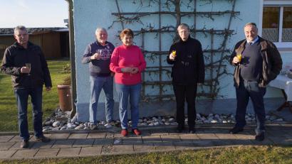 Bild: fvo
Im Garten ihres Anwesens an der Spielberger Straße stoßen der Lennesriether Dorfsprecher Werner Ertl (links), Bürgermeister Josef Beimler (rechts) und Pfarrer Norbert Götz (Zweiter von rechts) auf den 80. Geburtstag von Anna Baier (Mitte) an. Mit dabei: Ehemann Klaus (zweiter von links).