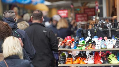 Bild: Thomas Frey
Passanten gehen an einem Bekleidungsgeschäft vorbei. Foto: Thomas Frey/dpa/Symbolbild