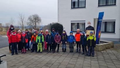 Bild: Grundschule Plößberg/exb
Die Mädchen und Buben der Klasse 3a der Grundschule Plößberg haben Briefe an die Bewohner des BRK-Seniorenheimes in Plößberg verfasst. Die Weihnachtspost wurde dann persönlich übergeben.