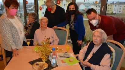 Bild: jr
Seniorenbeauftragte Carmen Altermann, Heimbeiratsvorsitzende und Stadträtin Angela Burger, Bürgermeisterin Margit Bayer und Pflegedienstleiter Johannes Großmann (hinten von links) suchten beim Neujahrsempfang das Gespräch mit den Senioren.