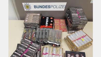 Bild: Bundespolizei/exb
Fahnder der Bundespolizei entdeckten an Silvester bei Waldsassen dieses verbotene Böller- und Waffenarsenal bei zwei jungen Männern, die die verbotenen Gegenstände nach Deutschland einführen wollten. Was aussieht wie zwei Lippenstifte sind getarnte Elektroschock-Geräte. Im Vordergrund ein sogenanntes Butterfly-Messer.
