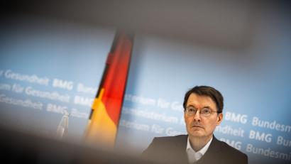 Bild: Michael Kappeler
Bundesgesundheitsminister Karl Lauterbach bringt schärfere Kontaktbeschränkungen ins Gespräch. Foto: Michael Kappeler/dpa