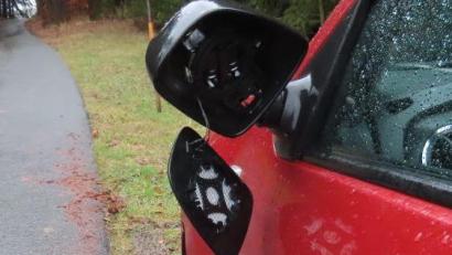 Bild: Polizeiinspektion Sulzbach-Rosenberg
Rausgerissener Spiegel, beschädigte Stoßstange und Felge: Zwischen Röckenricht und Kummerthal sind zwei Autos im Begegnungsverkehr zusammengestoßen. Der Verursacher ist einfach weitergefahren.