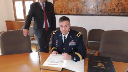 Bild: mor
Beim Abschiedsbesuch im Rathaus verewigte sich Brigadegeneral Christopher R. Norrie im Goldenen Buch der Stadt. Bürgermeister Edgar Knobloch dankte für die Freundschaft und speziell für die Maßnahmen in der Corona-Zeit.