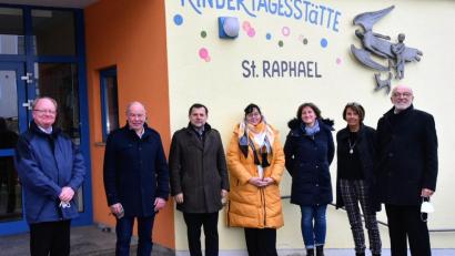 Bild:  Domenika Lippert/exb
Zum 1. Januar wechselte die Kindertagesstätte St. Raphael in Kümmersbruck in die Trägerschaft des Caritasverbands für die Stadt Amberg und den Landkreis Amberg-Sulzbach (von links): Pfarrer Wolfgang Bauer, Bürgermeister Roland Strehl, Caritasvorsitzender Günther Koller, Kita-Leiterin Nadine Rall, Verwaltungsangestellte Christiane Purscke, Kita-Projektleiterin Birgit Singer-Grimm und Alois Schwanzl von der Kirchenverwaltung.