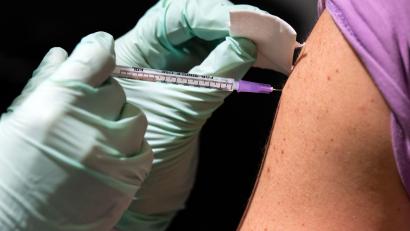 Symbolbild: Bernd von Jutrczenka/dpa
Eine Booster-Impfung senkt das Risiko, an Covid-19 zu erkranken oder zu sterben, nachweislich deutlich.