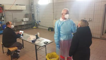 Bild: Daniel Sertl/exb
Das BRK Amberg-Sulzbach hat in einigen Gemeinden im Landkreis wieder Corona-Teststationen eingerichtet. Die Nachfrage, wie hier in Auerbach, ist enorm.