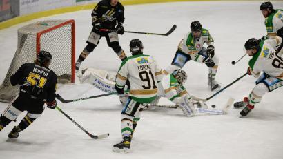 Bild: Andreas Brückmann
Mario Strobel und Ryan Murphy versuchen, vor Christoph Schedlbauer im Tor des TSV Erding den Puck abzufangen.