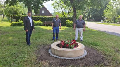 Bild: sne
Bürgermeister Edgar Knobloch und die Bauhofmitarbeiter Joe Diedl und Klaus Guthmann (von links) freuen sich über das neue Schmuckstück.