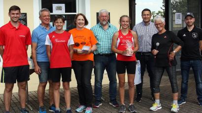 Bild: R. Kreuzer
Die besten Sportler Lukas Wiedemann (Dritter von links) und Lea Kreuzer (Vierte von rechts) ehren (von links) Paul Pöllmann, Klaus Meier, Annette Karl, Josef Zwickenpflug, Marcus Gradl, Hannelore Ott und Michael Brüchner.