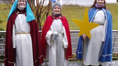 Bild: u
Am Montag, Dienstag und Donnerstag sind die Sternsinger im Hirschauer Stadtgebiet und in Krickelsdorf von Haus zu Haus unterwegs. Gemeindereferentin Barbara Schlosser hat sie auf ihre Aufgabe vorbereitet, bevor sie von Stadtpfarrer Johann Hofmann ausgesandt werden.