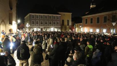 Bild: Wolfgang Steinbacher
Bei der Demonstration der Corona-Leugner und Impfgegner auf dem Schrannenplatz herrschte drangvolle Enge. Mindestens 500 Teilnehmer waren gekommen.