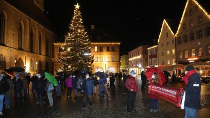 Bild: Wolfgang Steinbacher
Am Marktplatz versammelten sich rund 150 Menschen, um für die Corona-Impfung zu demonstrieren.