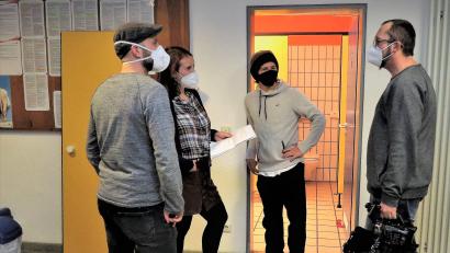 Bild: ubb
Jugendmedienzentrumleiter Philipp Reich, die Münchener Fernsehschauspielerin Christina Baumer, Jungschauspieler Mattis Moll und Kameramann Christian Kreil (von links) besprechen die Schlüsselszene, die am Klo stattfinden wird.