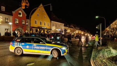 Archivbild: rw
Treffen mit anschließendem "Spaziergang" wie hier am 19. Dezember in Erbendorf beschäftigen zunehmen die Polizei.