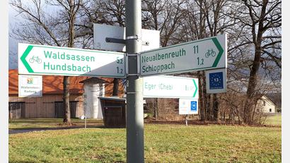 Bild: kro
Bei der Beschilderung der Radwege in der Ortschaft Egerteich wurden die Wegweiser nach Eger/Cheb und nach Bad Neualbenreuth jeweils mit dem blauen Hinweis auf den „Iron Curtain Trail“ ergänzt.