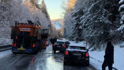 Bild: Ute Wessels/dpa
Autofahrer haben mit Schnee und Glätte zu kämpfen.