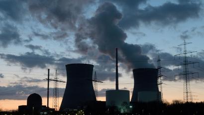 Archivbild: Stefan Puchner/dpa
Das Atomkraftwerk Gundremmingen wurde an Silvester 2021 abgeschaltet. In Bayern ist nur noch Isar 2 bis Ende dieses Jahres am Netz. Die EU-Kommission will der Kernenergie jedoch ein grünes Label verpassen.
