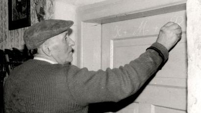 Archivbild: lg
Vor dreißig Jahren (1992) beschriftet der 83-jährige Bauer Anton Hanauer am Vorabend von Heiligdreikönig die Türen seines Hauses in Konatsried.