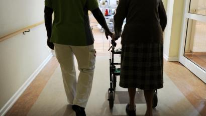 Symbolbild: Angelika Warmuth
Die kommende Impfpflicht für Pflegeeinrichtungen bereitet vielen Verantwortlichen Sorgen – in ganz Bayern, auch im Landkreis Schwandorf.