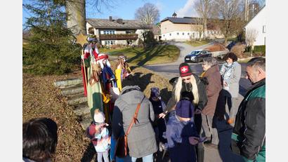 Bild: fvo
Nach Gedicht und Gesang der Sternsinger spendeten die Christen in den einzelnen Orten wie hier in Woppenrieth für Menschen, denen es nicht so gut geht wie uns.