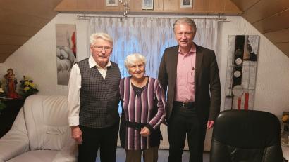 Bild: flt
Bürgermeister Lothar Müller konnte am Tag nach Neujahr Eduard Mayer (links) zum 80. Geburtstag gratulieren. Mit im Bild Mayers Ehefrau Irene.