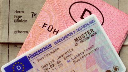 Bild: Norbert Försterling/dpa
Die alten – grauen oder rosafarbenen – Führerscheine verlieren ihre Gültigkeit und werden vom EU-weit einheitlichen Führerschein im Scheckkarten-Format abgelöst. Als erstes bei den Geburtsjahrgängen 1953 bis 1958.
