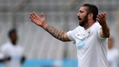 Bild: Ulrich Wagner
Sascha Mölders gestikuliert. Foto: Ulrich Wagner/dpa