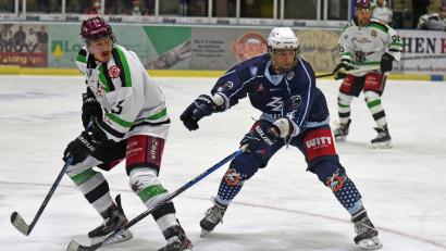 Archivbild: gb
Die Blue Devils (Szene mit Philipp Siller, blaues Trikot) pausieren am Wochenende. Wegen der Corona-Verdachtsfälle beim EV Lindau, der am Mittwoch in Weiden zu Gast war, wurden die Spiele der Blue Devils am Freitag gegen Riessersee und am Sonntag in Lindau vorsichtshalber abgesetzt. Insgesamt fallen in der Oberliga Süd am Wochenende sieben der zwölf angesetzten Spiele aus.
