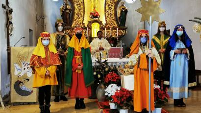 Bild: Sabine Kuran/exb
Die Püchersreuther Sternsinger tragen ihre Segenswünsche in der Kirche vor.