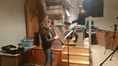 Bild: gi
Zum Anfangsgottesdienst in derbarocken Wieskirche spielten die beiden Schwestern Lena Putzer (Orgel) und Lisa Putzer (Klarinette) festlich auf.