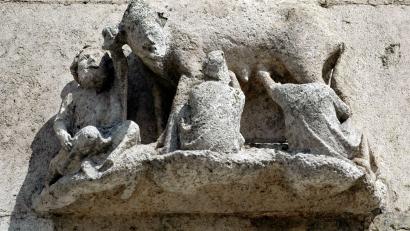 Archivbild: Peter Kneffel/dpa
Die sogenannte "Judensau" am Regensburger Dom St. Peter. Der Umgang mit der Schmähplastik ist seit vielen Jahren umstritten. Die aus dem Mittelalter stammende, judenfeindliche Darstellung soll nicht entfernt, aber neu beschriftet werden.