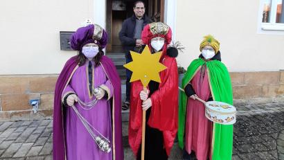 Bild: jud
Eine Gruppe der Großschönbrunner Sternsinger beim Besuch des Pfarrers am Pfarrhaus.