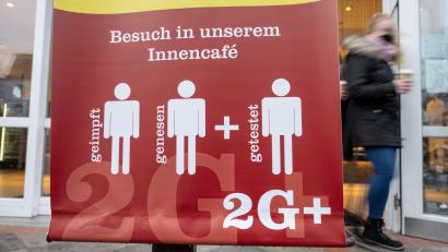 Bild: Stefan Sauer/dpa
Strengere Regeln wie 2G plus könnten die Omikron-Welle eindämmen.