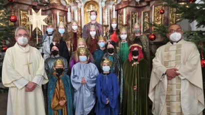Bild: rha
Die Sternsinger der Pfarrei St. Ägidius feierten mit Pfarrvikar Pater Jimmy Joseph (rechts) und Diakon Dieter Gerstacker den Festgottesdienst in ihren Königsgewändern mit.