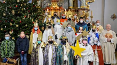 Bild: fdl
Die Sternsinger der Pfarrei Ehenfeld freuten sich, dass sie dieses Jahr wieder die Friedensbotschaft zu den Pfarrangehörigen bringen konnten und die Sammlung für bedürftige Kinder auf der Welt möglich war. Rechts Ruhestandspfarrer Konrad Kummer, dahinter Pfarrer Johann Hofmann, links daneben Gemeindereferentin Barbara Schlosser.