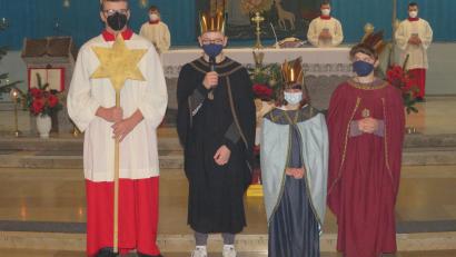 Bild: adj
Vor dem Altar verkündeten die Sternsinger der Pfarrgemeinde die Botschaft von der Geburt Jesu