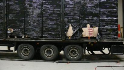 Bild: Zollamt Regensburg
Auch für erfahrene Zollbeamte nicht alltäglich. Eine komplette Sattelzugladung mit unversteuerten Zigaretten.