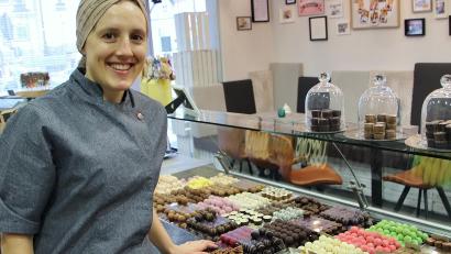 Bild: Thomas Dobler
Die Schwandorfer Konditormeisterin Carolin Brunner (33) hat sich intensiv auf eine mehrteilige Fernsehshow vorbereitet, die ab Sonntag von RTL ausgestrahlt wird. Dabei geht es um viele süße Kunstwerke und am Ende um viel Geld für die Sieger.