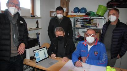 Bild: kro
Das Turnierteam des TC Tirschenreuth mit (sitzend, von links) Manfred Tretter und Martin Fenzl sowie (stehend, von links Jürgen Gleißner, Claus Bäumler und Werner Jäpel. Hier laufen alle Spielergebnisse zusammen.