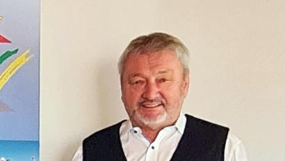 Bild: Busunternehmen Cermak/exb
Herbert Gradl (links) wird von seinem Chef Günther Cermak für 25 Jahre im Betrieb geehrt.